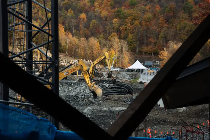 Première pelletée de terre du Club Med Mont-Tremblant en présence des équipes du projet